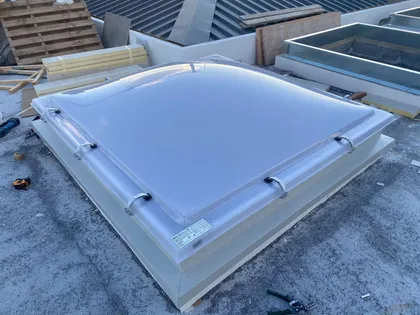 Cupola per lucernario appena posata su copertura piana, cantiere Ferranova